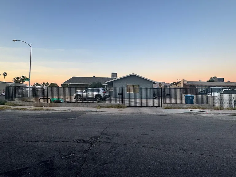 2820 S Sandhill Rd — Photo 1