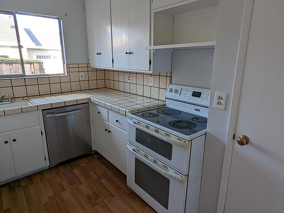4th image of 1648 Lark Ave #1