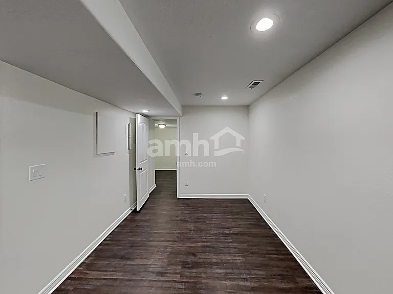 7506 N Addison Ave — Photo 17