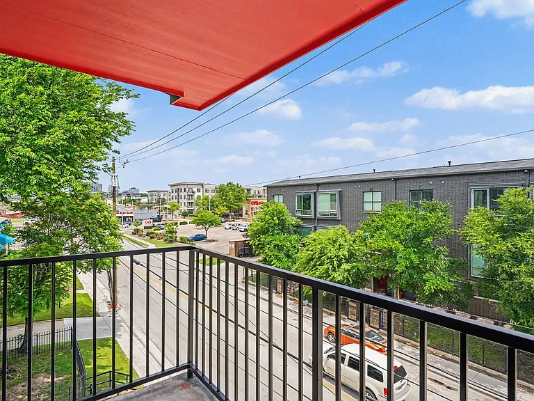 2217 N Fitzhugh Ave #302 — Photo 3
