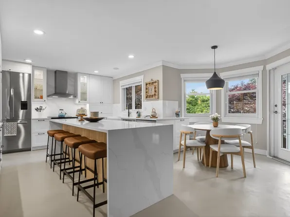 209 Ravine Dr, Pt Moody, BC V3H 4W7