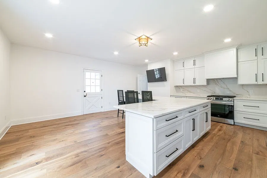 5 bed, 3.5 bath, 4704 sqft, $7,500 — Photo 4