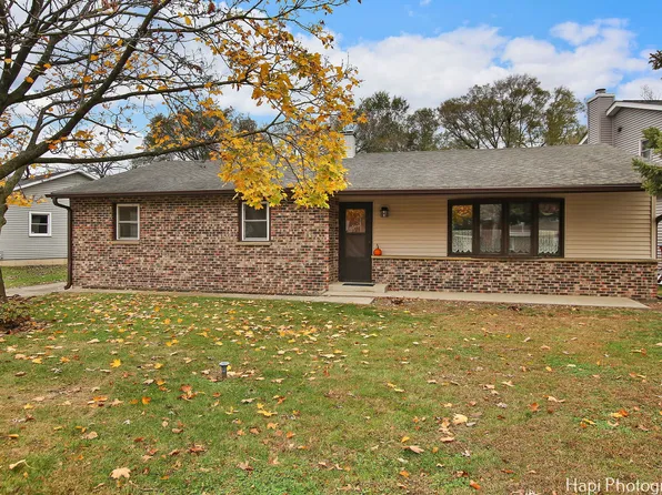 1012 Hooks Ln, McHenry, IL 60050