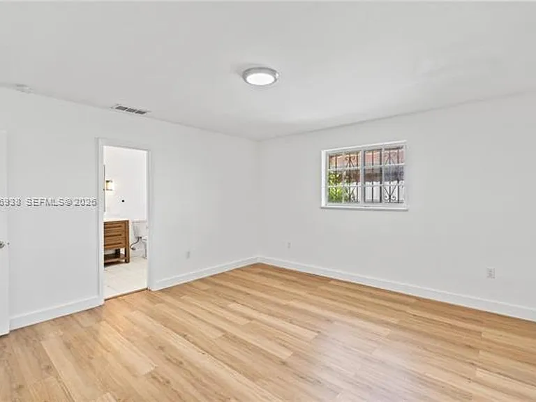 361 E 39th St #1 — Photo 26