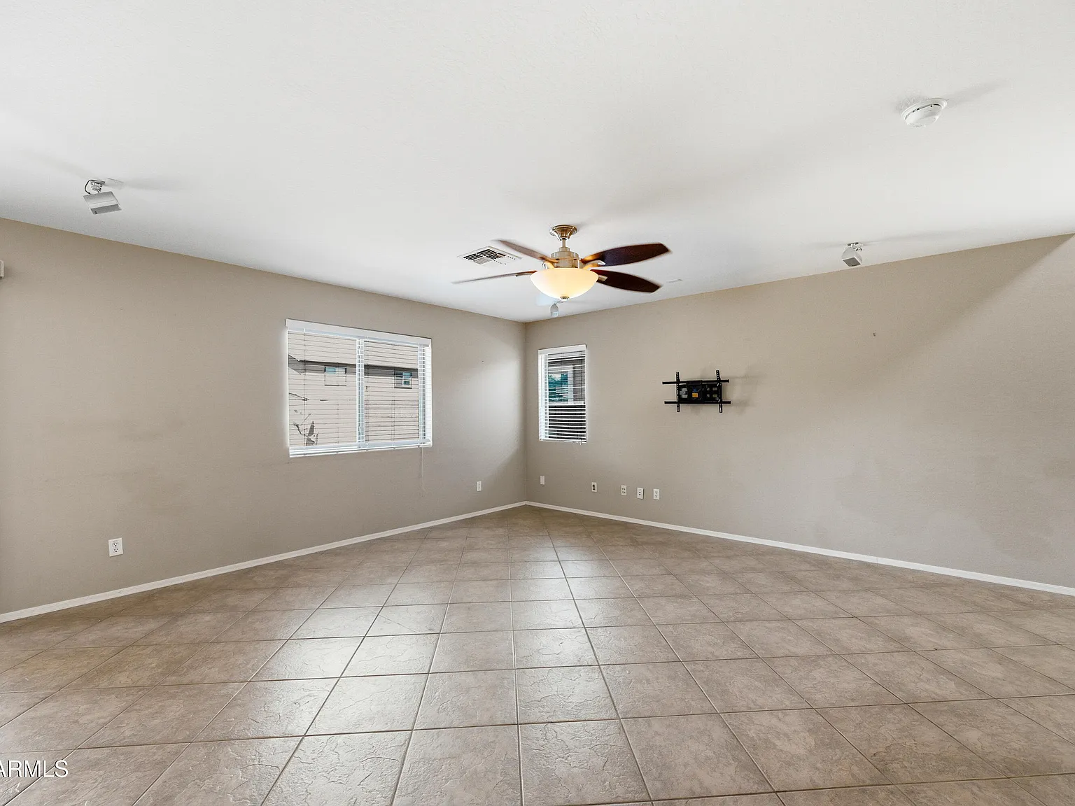 3 bed, 3.0 bath, 2058 sqft, $1,795 — Photo 4