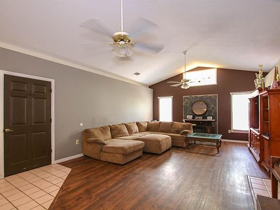 3rd image of 929 Redwood Way