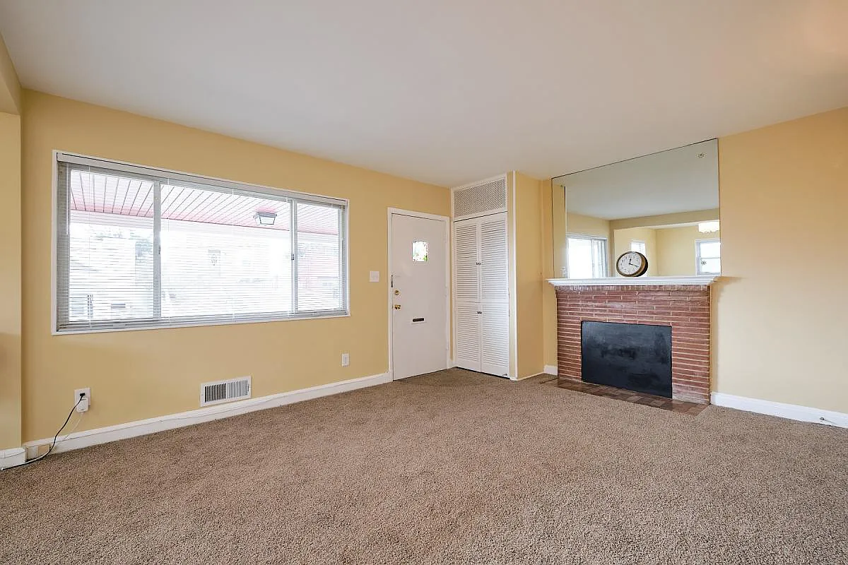 246 Oneida St NE photo 1