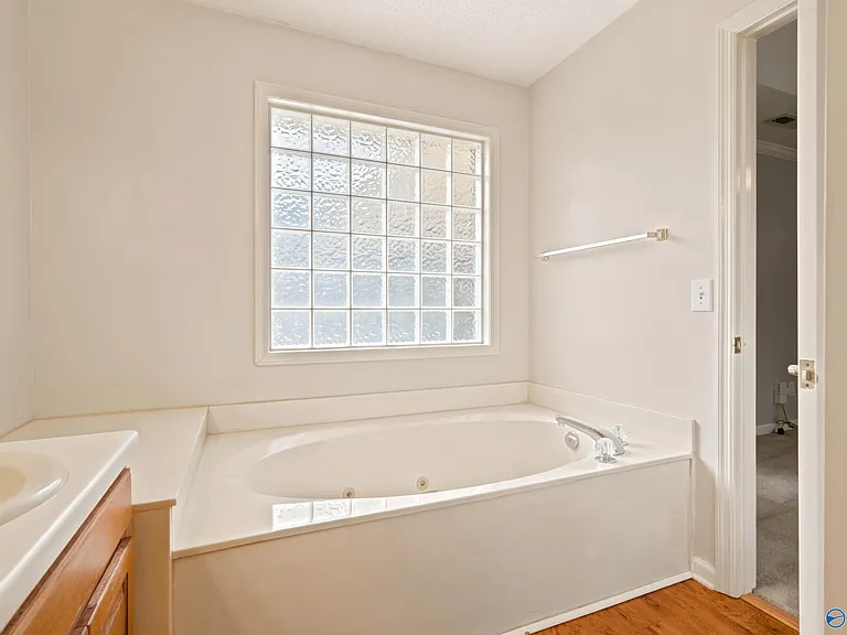 135 Castleton Dr — Photo 16