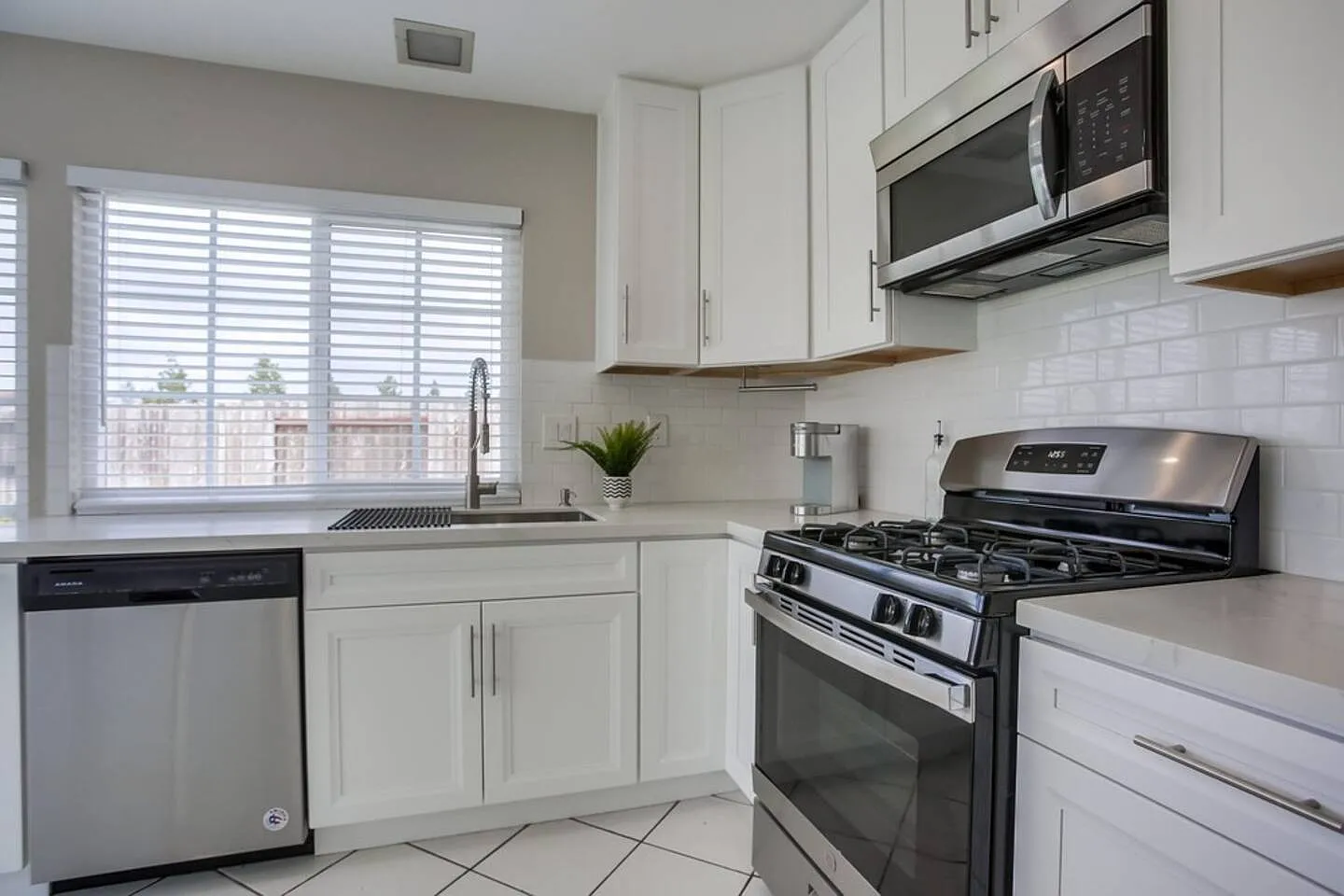 3 bed, 1275 sqft, $4,600 — Photo 2