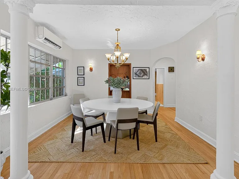 1305 Alhambra Cir — Photo 16