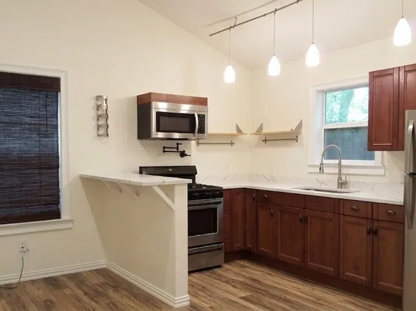 401 W 35th St #B, Austin, TX 78705