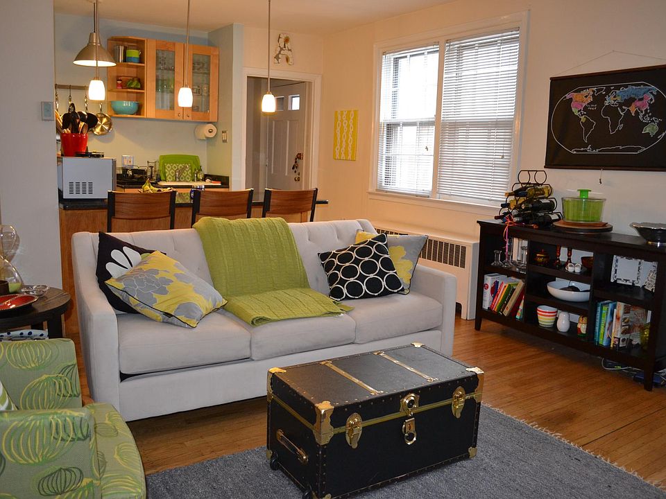 1st floor, living room