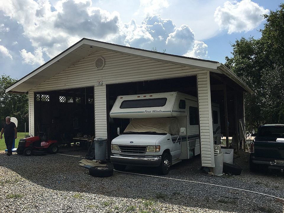 900 sq ft Garage