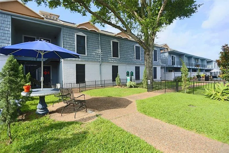 2 bed, 1.5 bath, 1020 sqft, $1,450 — Photo 3