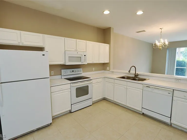 1172 Oxford Ln #27 — Photo 7