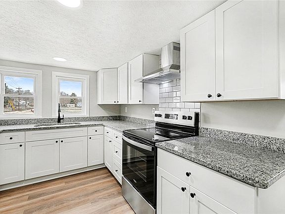 4th image of 1660 Sample Rd