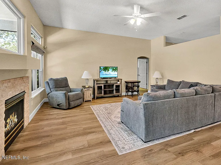 952 Blackberry Ln — Photo 16