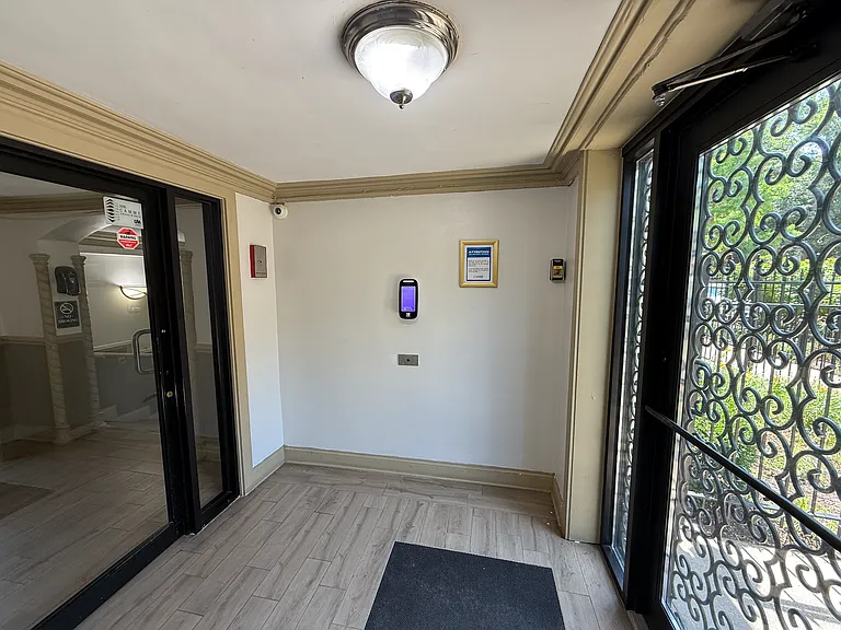 University Manor Apartments — Photo 6