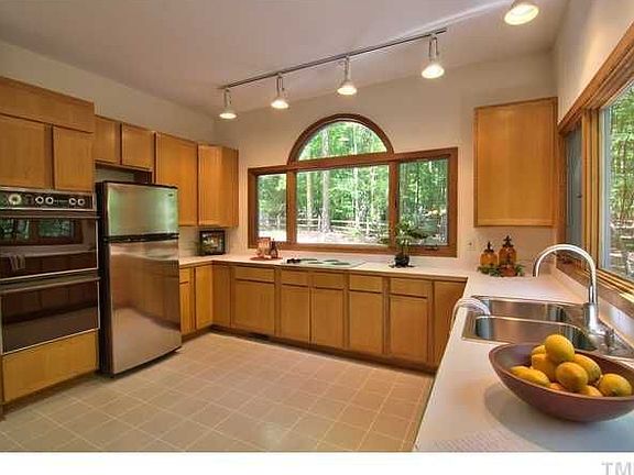 5th image of 102 Stoneridge Pl