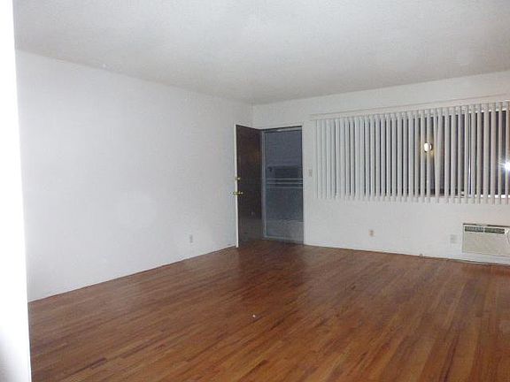 3rd image of 1622 Grismer Ave APT B