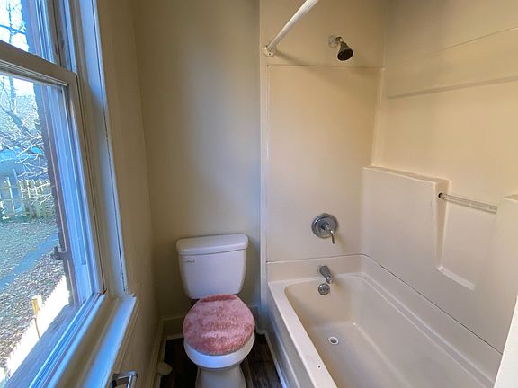 2nd image of 402 E Market St #2R