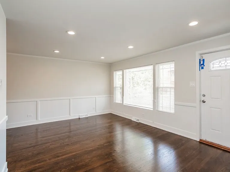 9206 S Harper Ave — Photo 2