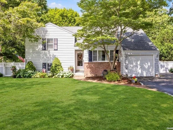 138 Gladstone Avenue, West Islip, NY 11795