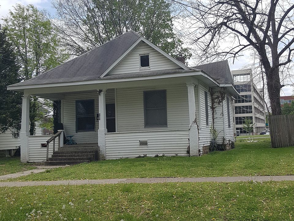 1st image of 305 W Pecan St