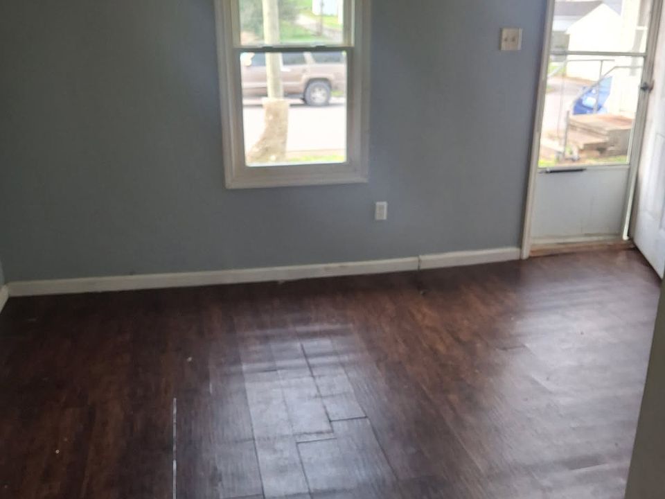 2nd image of 925 E 6th St #1