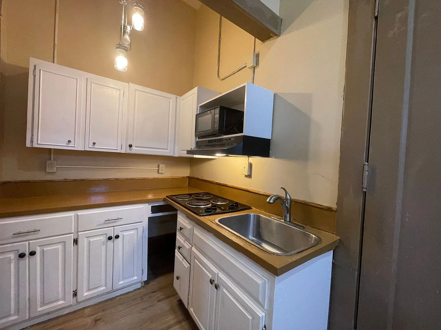 1 bed, 1.0 bath, $725 — Photo 2