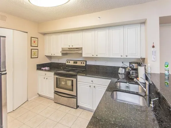 8215 Ibis Club Dr APT 102, Naples, FL 34104