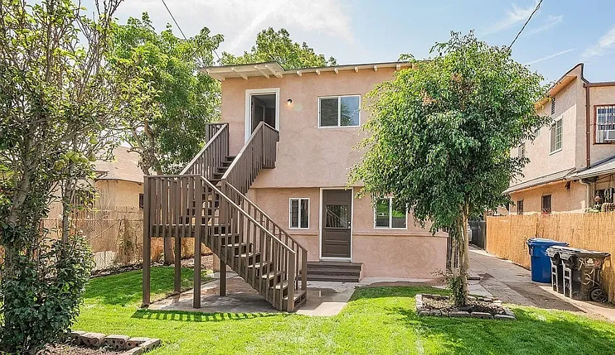 2 bed, 650 sqft, $2,300 — Photo 2