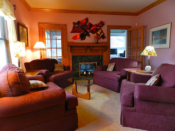 Large living w gas fireplace