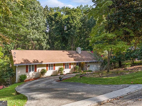 3rd image of 684 Honeysuckle Rd