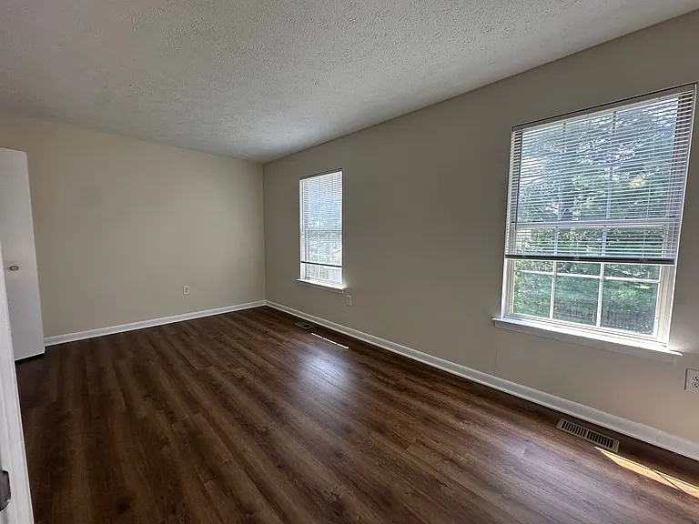 327 Georgetowne Ct — Photo 11