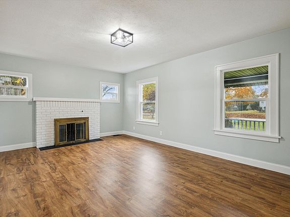4th image of 19596 Paxson Dr S
