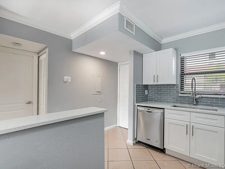 6020 Shakerwood Cir #106 — Photo 4