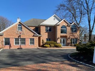 31 Constance Ct, West Islip, NY 11795