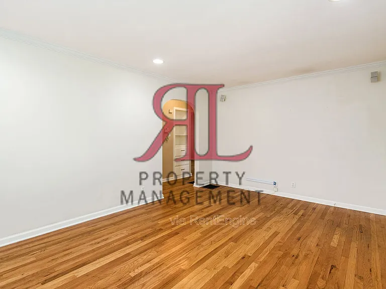 317 E Royal Forest Blvd — Photo 5