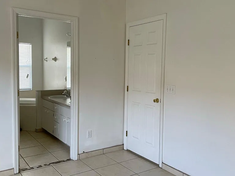 2219 Justin Ave — Photo 9