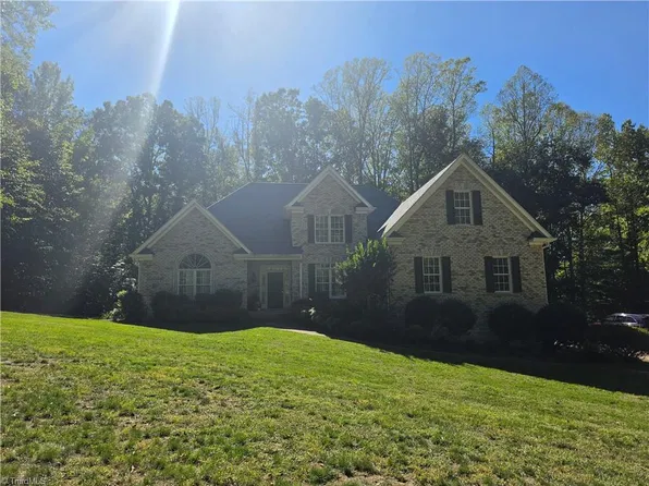 1915 Ridge Oaks Ct, Oak Ridge, NC 27310