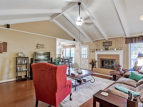 5th image of 415 Hacienda Cir