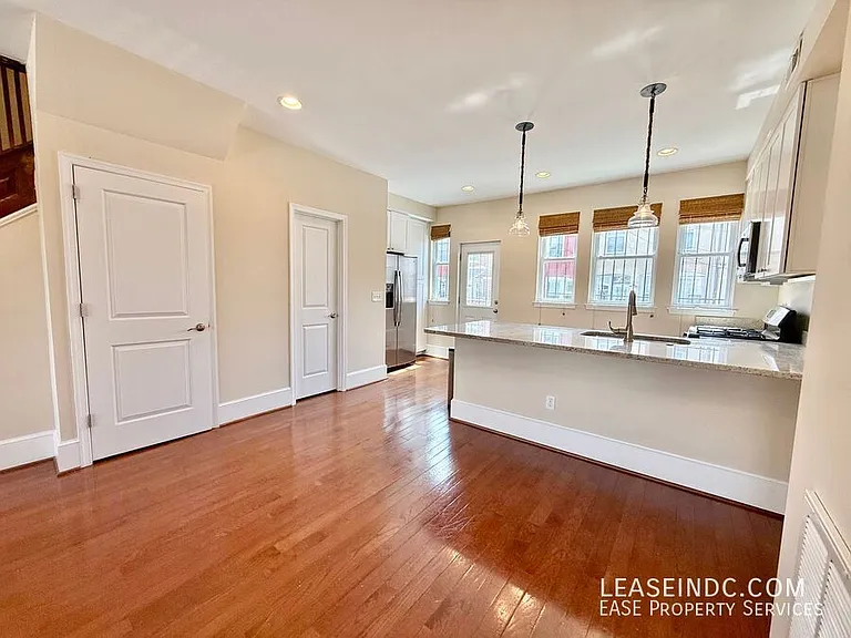 159 V St NE — Photo 8
