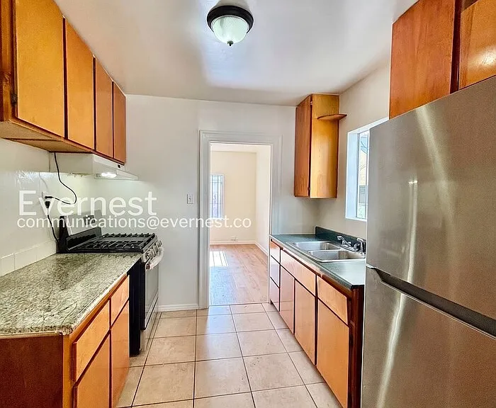 428 1/2 N Kingsley Dr — Photo 9