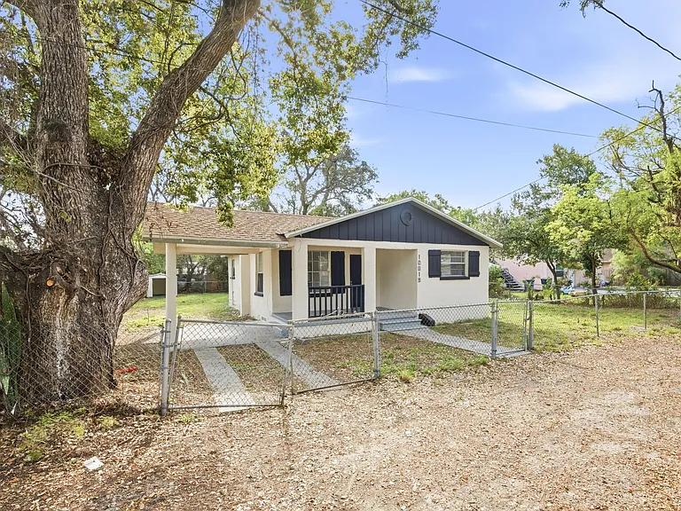 10019 N Jasmine Ave — Photo 2