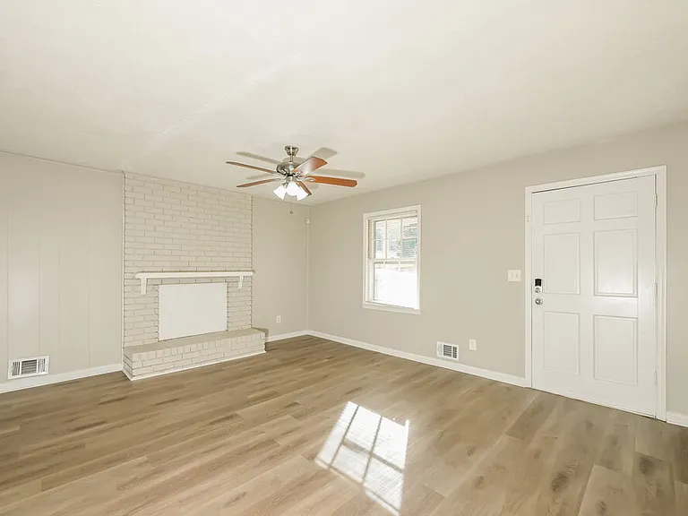 6490 Executive Dr — Photo 4