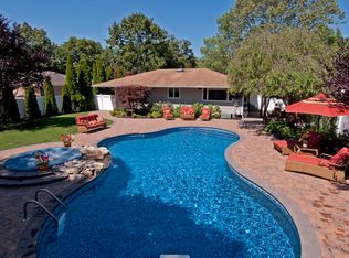 7 Valmont Ln, Commack, NY 11725