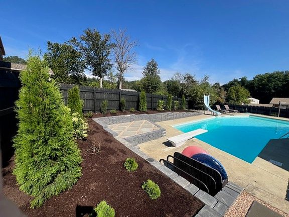 4th image of 51 Royal Oak Dr