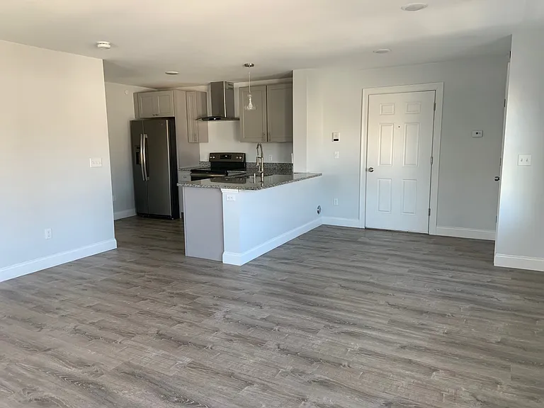 690 Main St #100 — Photo 3