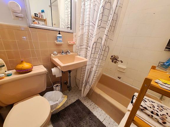 4th image of 132 W 72nd St APT 3A